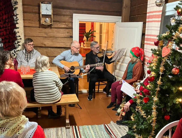 Kuopion Seudun Omakotiyhdityksen joulujuhlien musikantit soittivat kitaraa ja viulua.